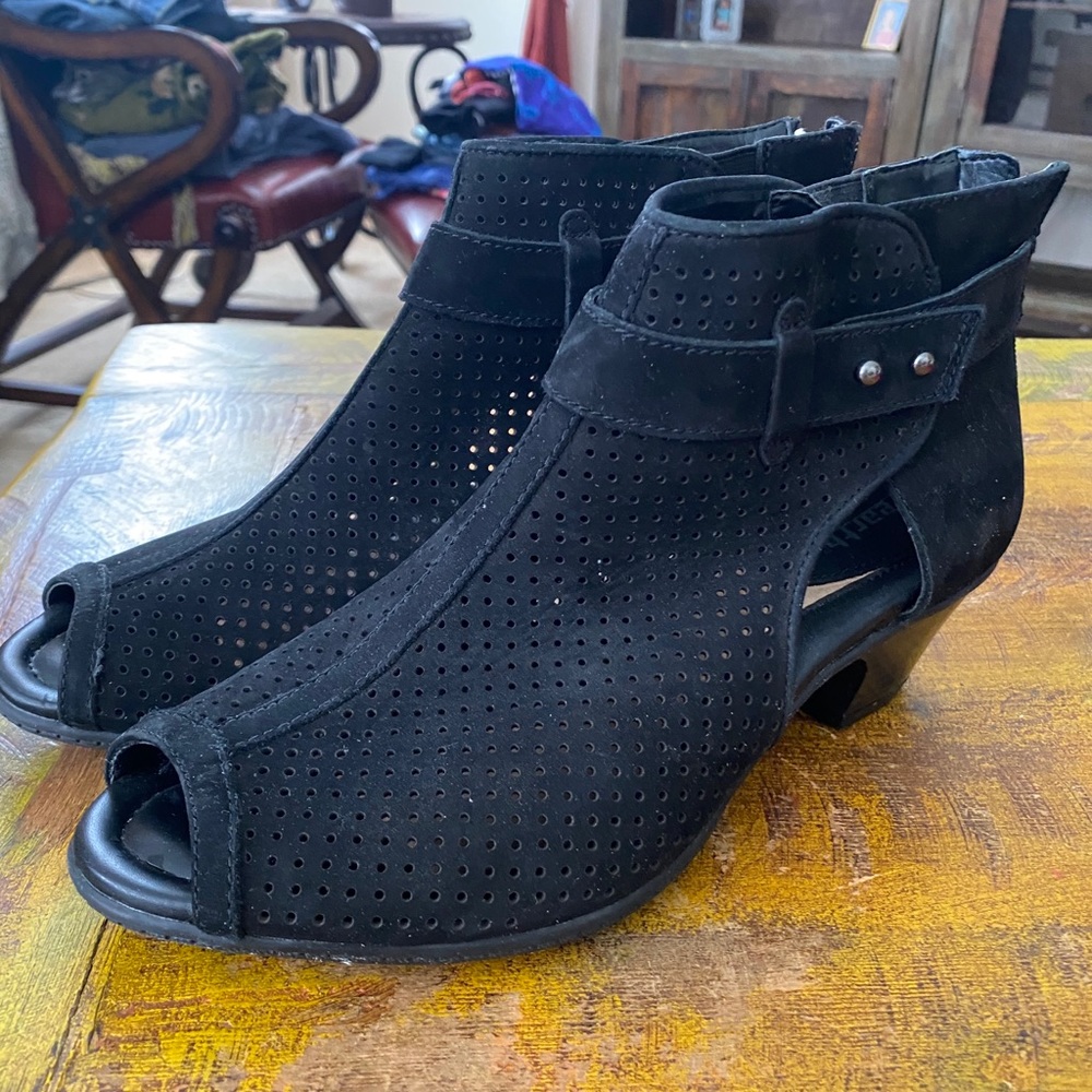 Earth Intrepid Closed Back Open Toe Bootie Size 9